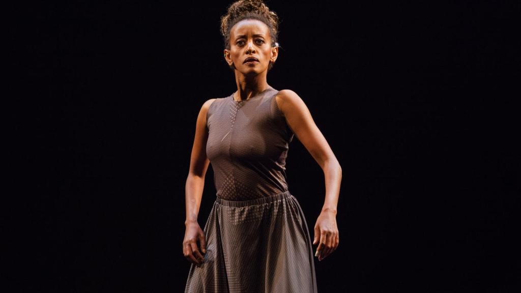 Head, Shoulders, Stomach and Arms: Eskesta with Dege&nbsp;Feder